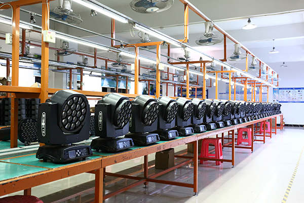 B-Eye K10 19 &times; 15W LED Zoom Moving Heavy Light